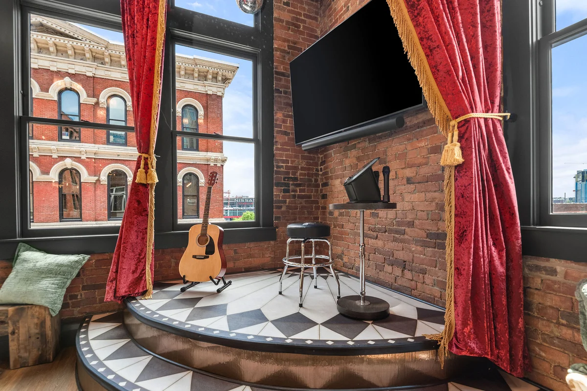 The Songbird-Luxury Penthouse Banker's Alley-Walk to Broadway #29