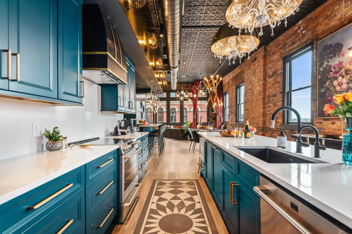 The Songbird-Luxury Penthouse Banker's Alley-Walk to Broadway #28