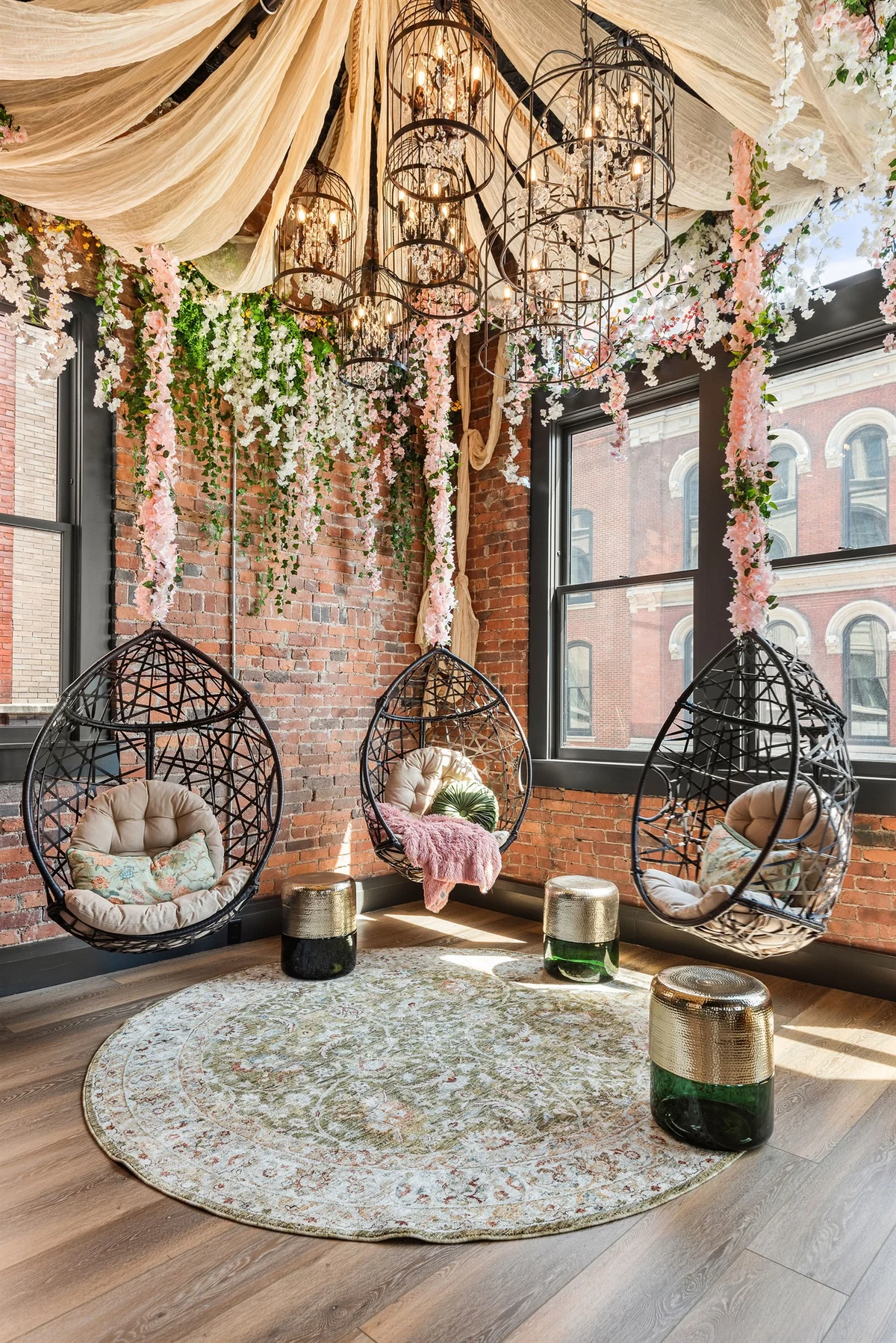 The Songbird-Luxury Penthouse Banker's Alley-Walk to Broadway #26