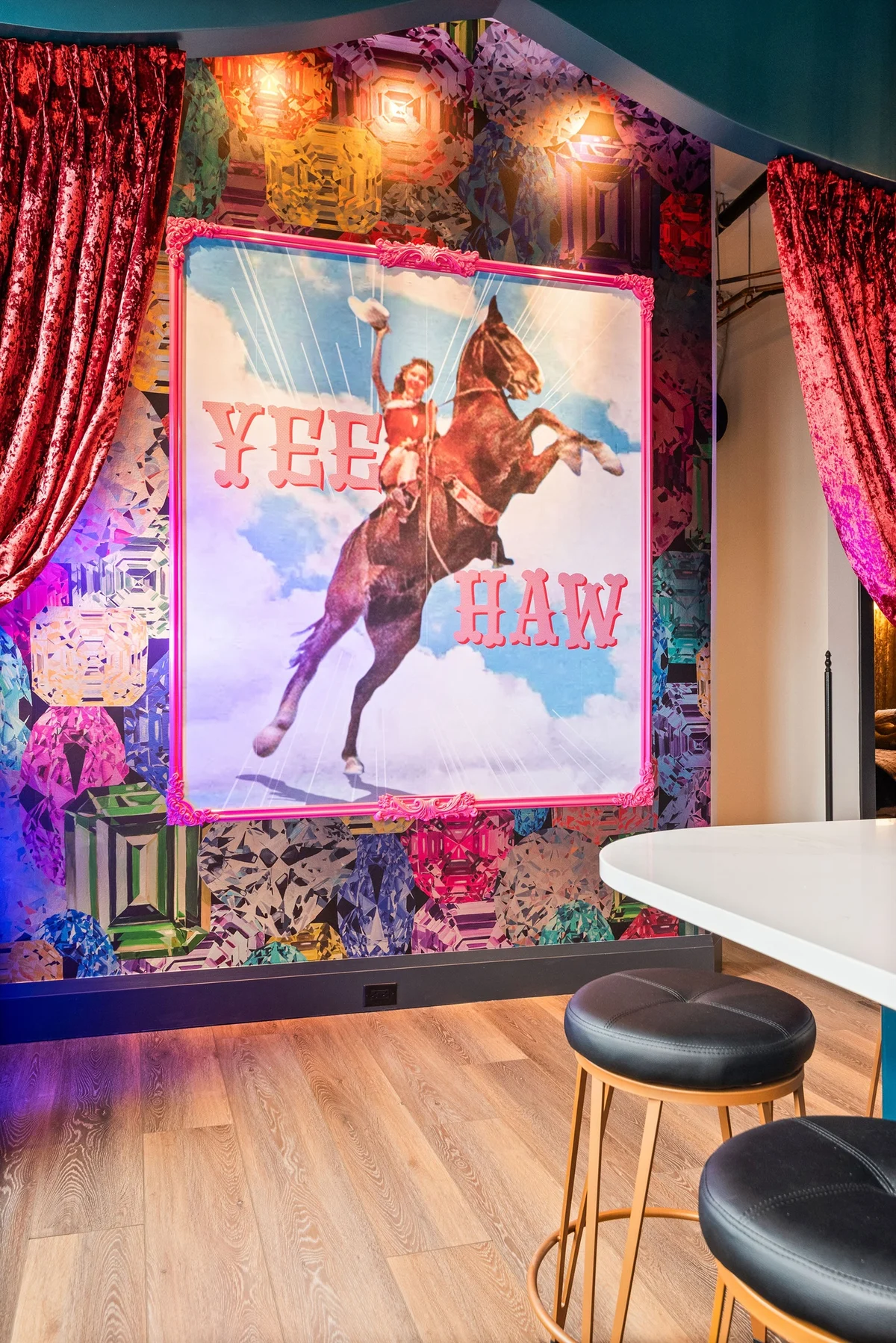 The Songbird-Luxury Penthouse Banker's Alley-Walk to Broadway #59