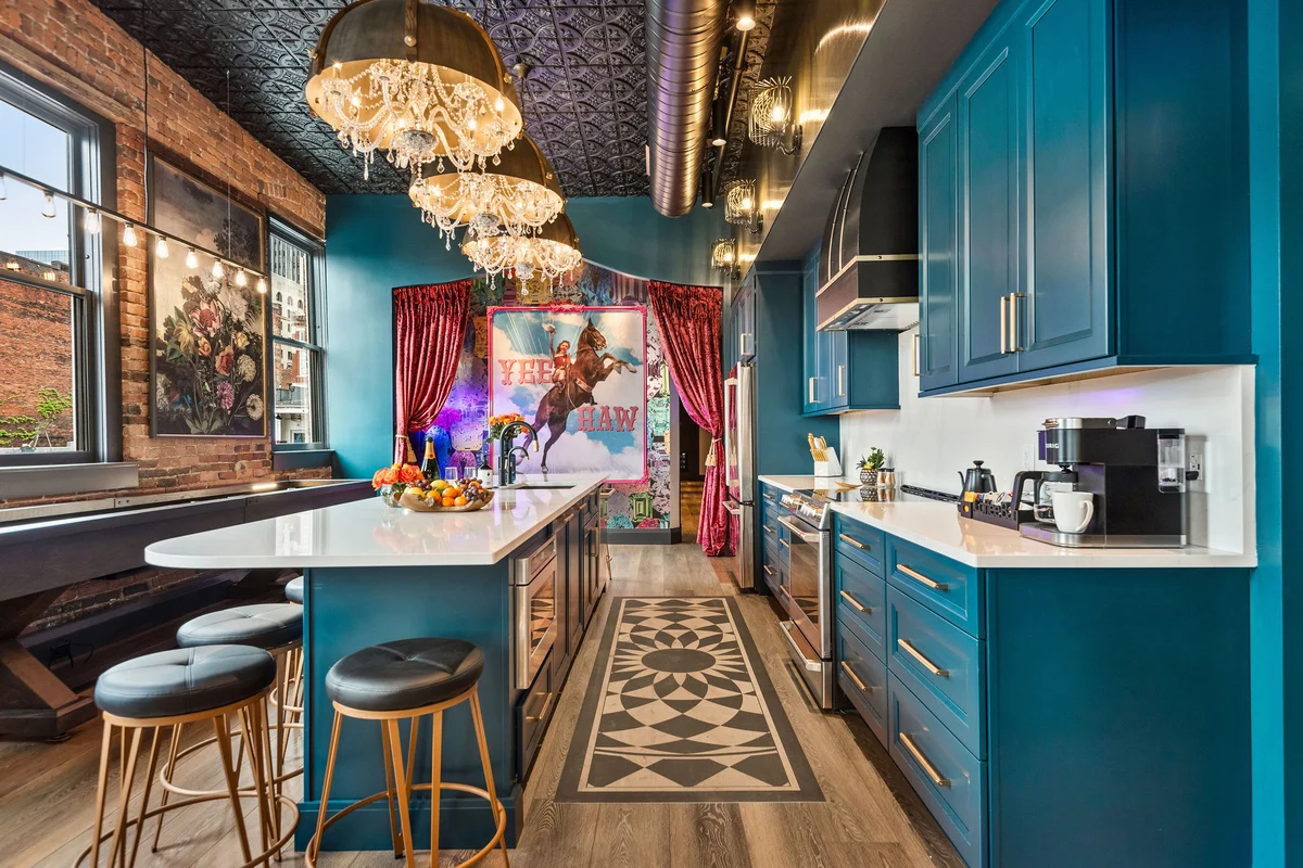 The Songbird-Luxury Penthouse Banker's Alley-Walk to Broadway #51
