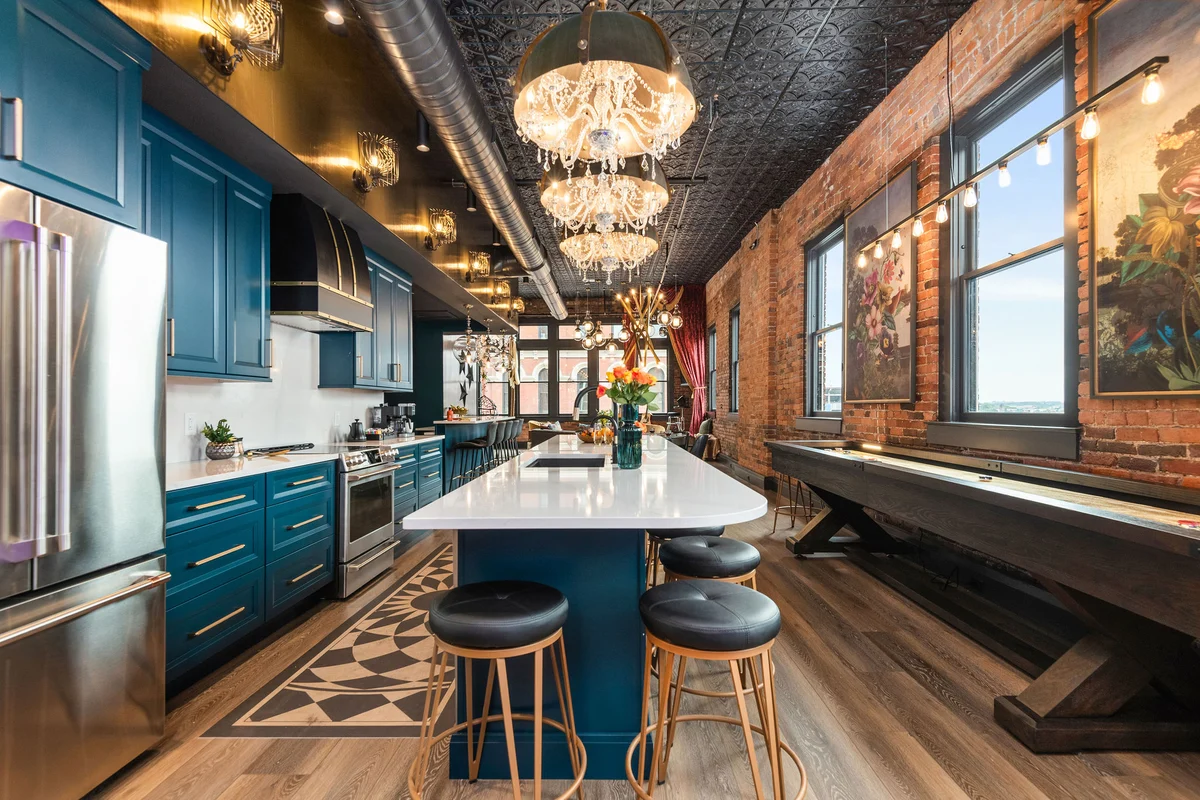 The Songbird-Luxury Penthouse Banker's Alley-Walk to Broadway #33