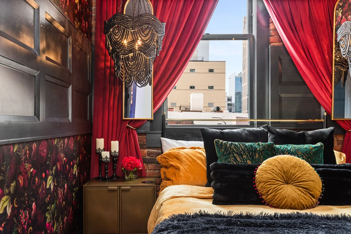 The Songbird-Luxury Penthouse Banker's Alley-Walk to Broadway #18