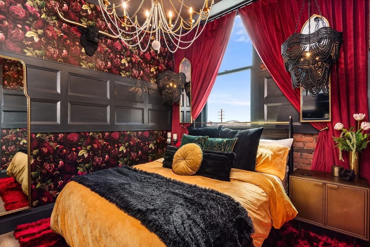 The Songbird-Luxury Penthouse Banker's Alley-Walk to Broadway #31