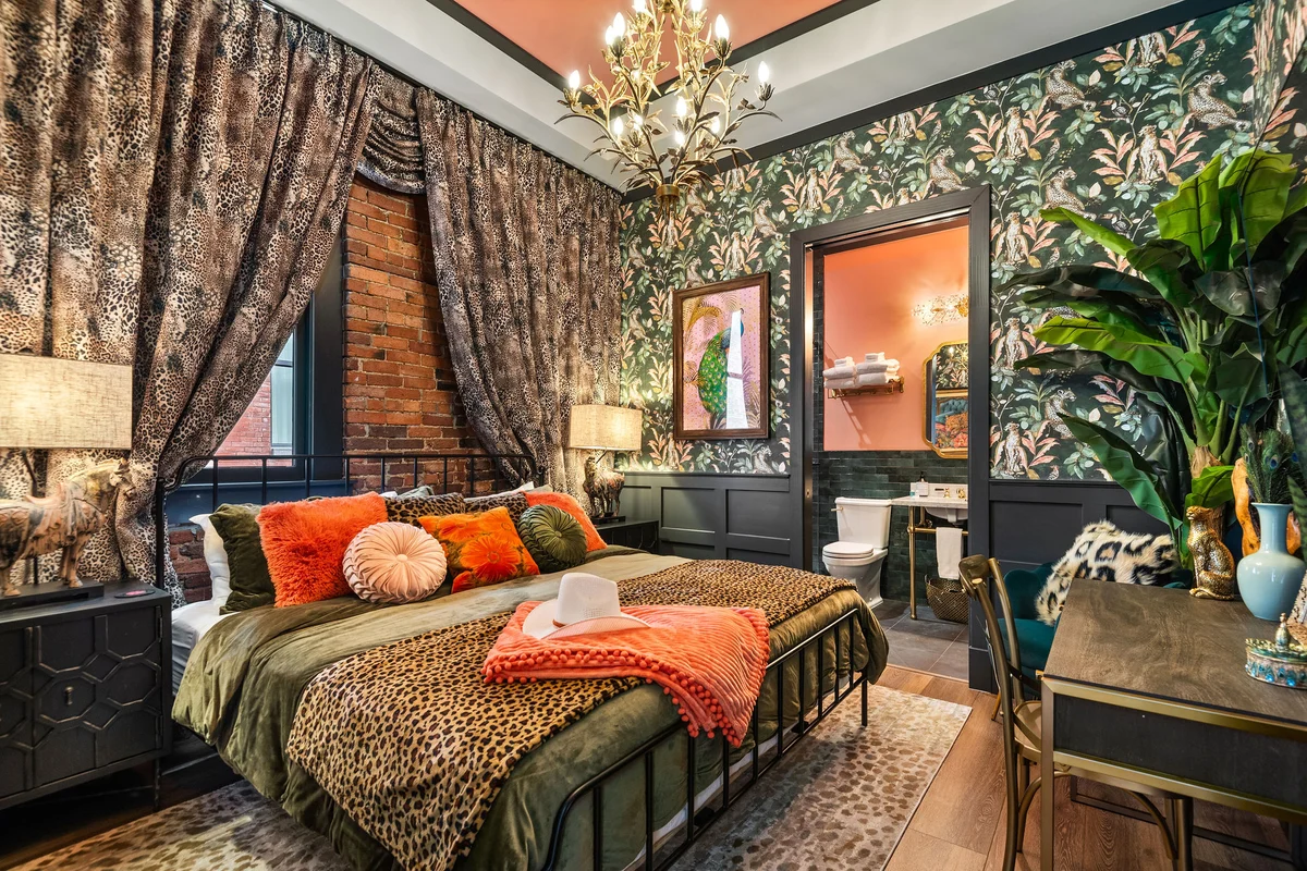 The Songbird-Luxury Penthouse Banker's Alley-Walk to Broadway #5