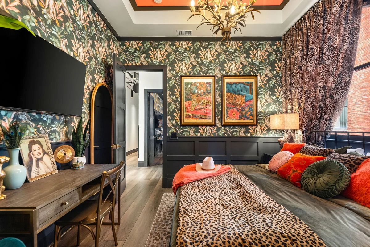 The Songbird-Luxury Penthouse Banker's Alley-Walk to Broadway #25