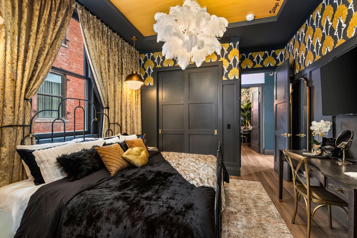 The Songbird-Luxury Penthouse Banker's Alley-Walk to Broadway #15
