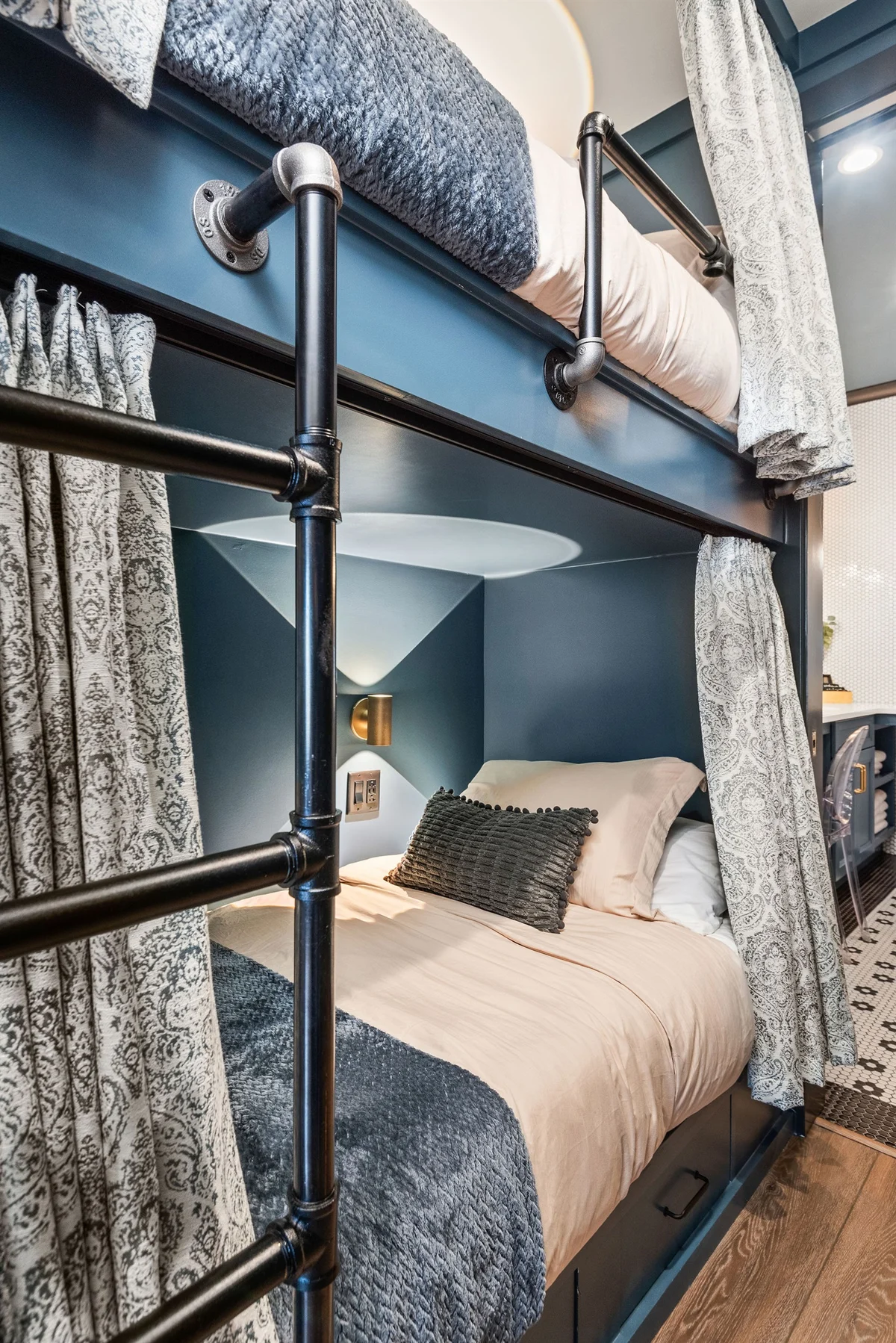 The Songbird-Luxury Penthouse Banker's Alley-Walk to Broadway #34