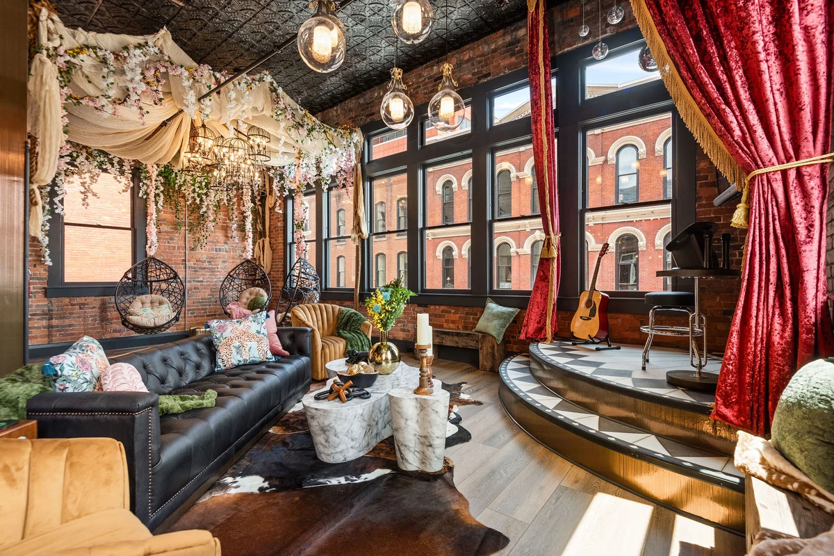 The Songbird-Luxury Penthouse Banker's Alley-Walk to Broadway #84