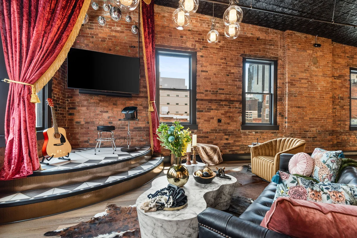 The Songbird-Luxury Penthouse Banker's Alley-Walk to Broadway #79