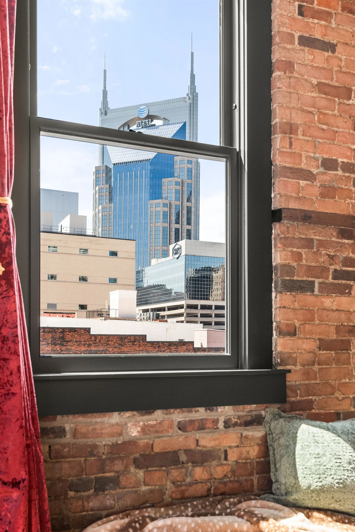 The Songbird-Luxury Penthouse Banker's Alley-Walk to Broadway #85