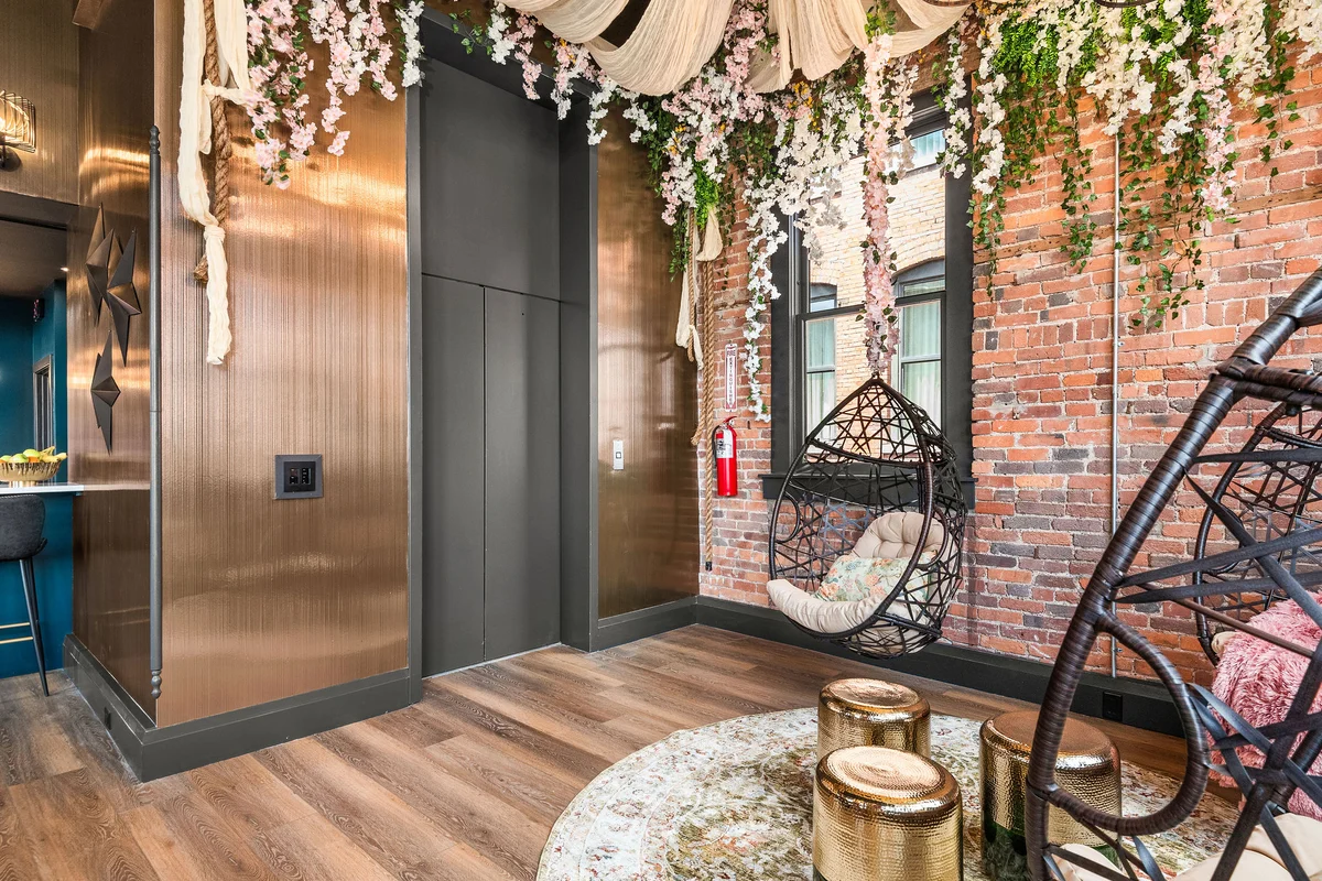 The Songbird-Luxury Penthouse Banker's Alley-Walk to Broadway #81