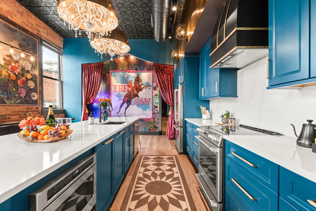 The Songbird-Luxury Penthouse Banker's Alley-Walk to Broadway #82