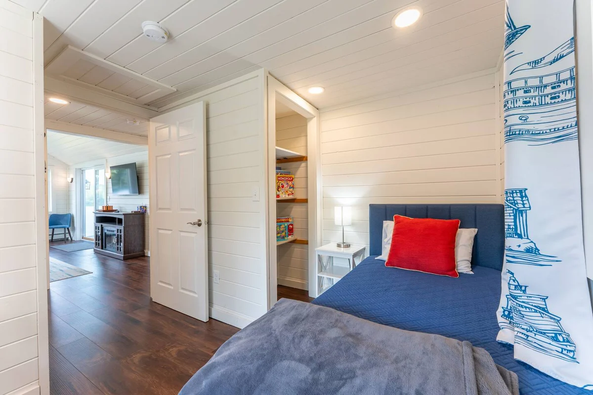 Yacht Club Cabin on Burntside with Private Sauna #57