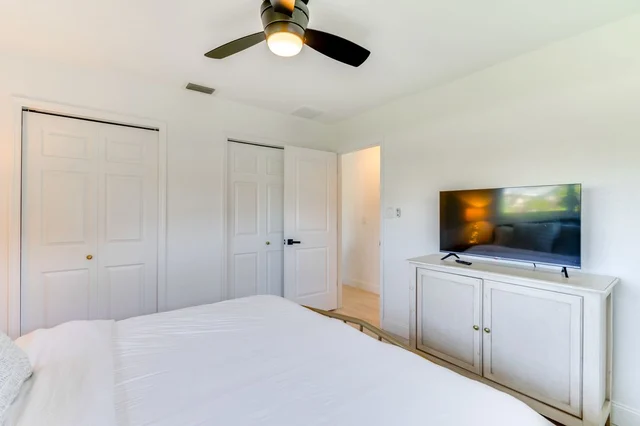 Guest Bedroom 1 image 1