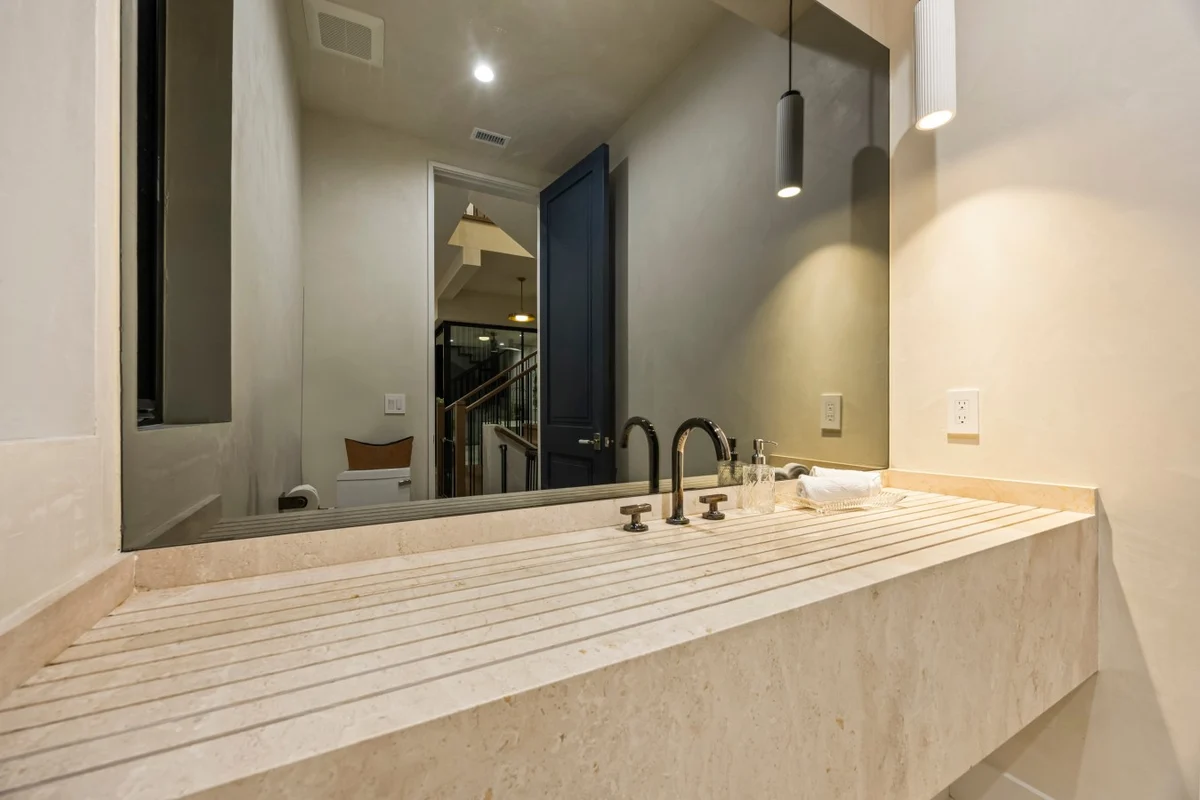 Home in Los Angeles property photo 69