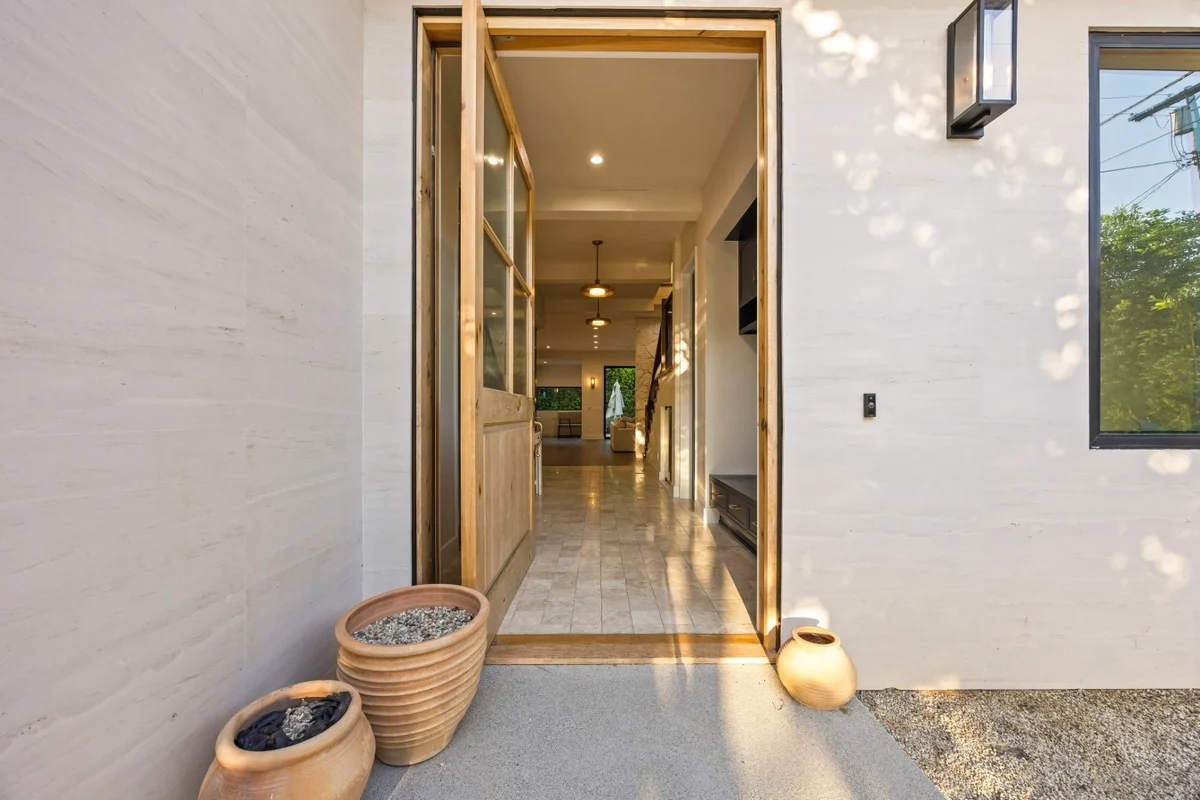 Home in Los Angeles property photo 57