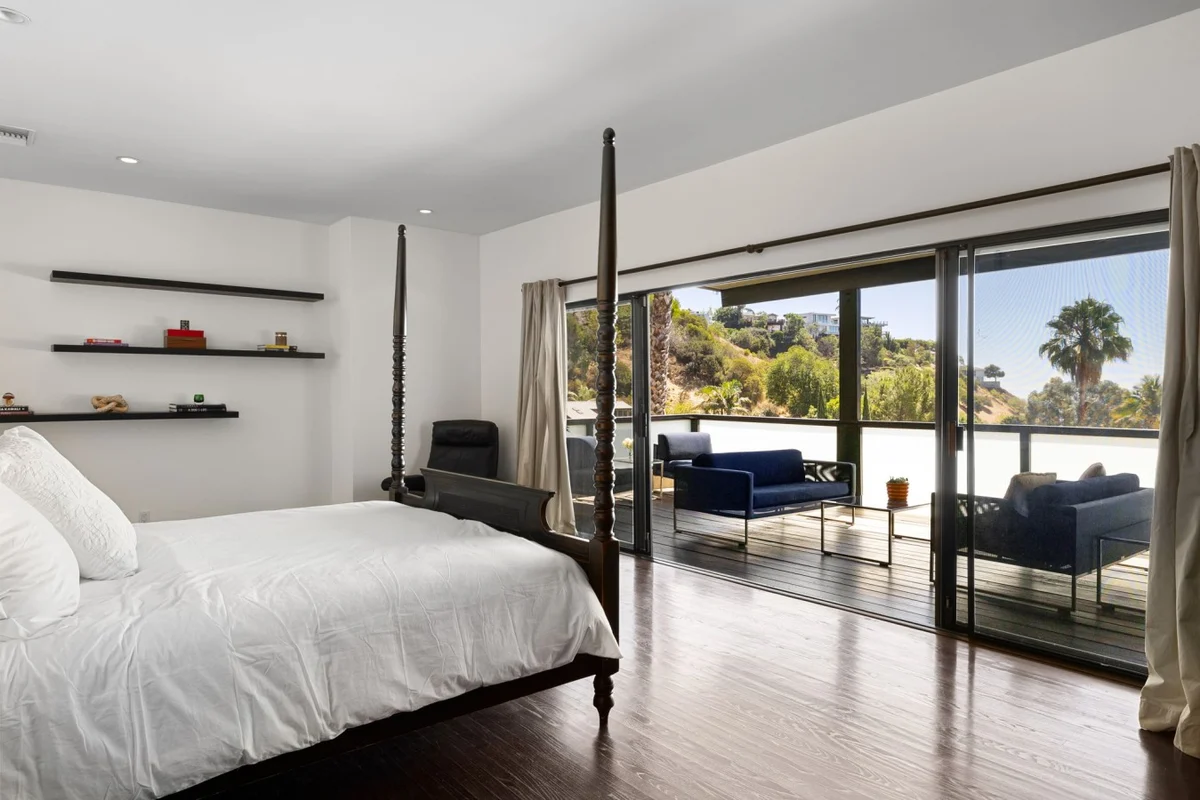 Home in Los Angeles property photo 5