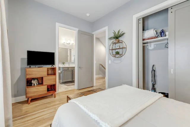 Bedroom 1 image 1