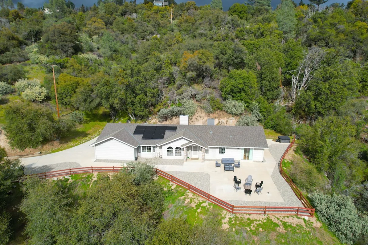 Home in Oakhurst property photo 2