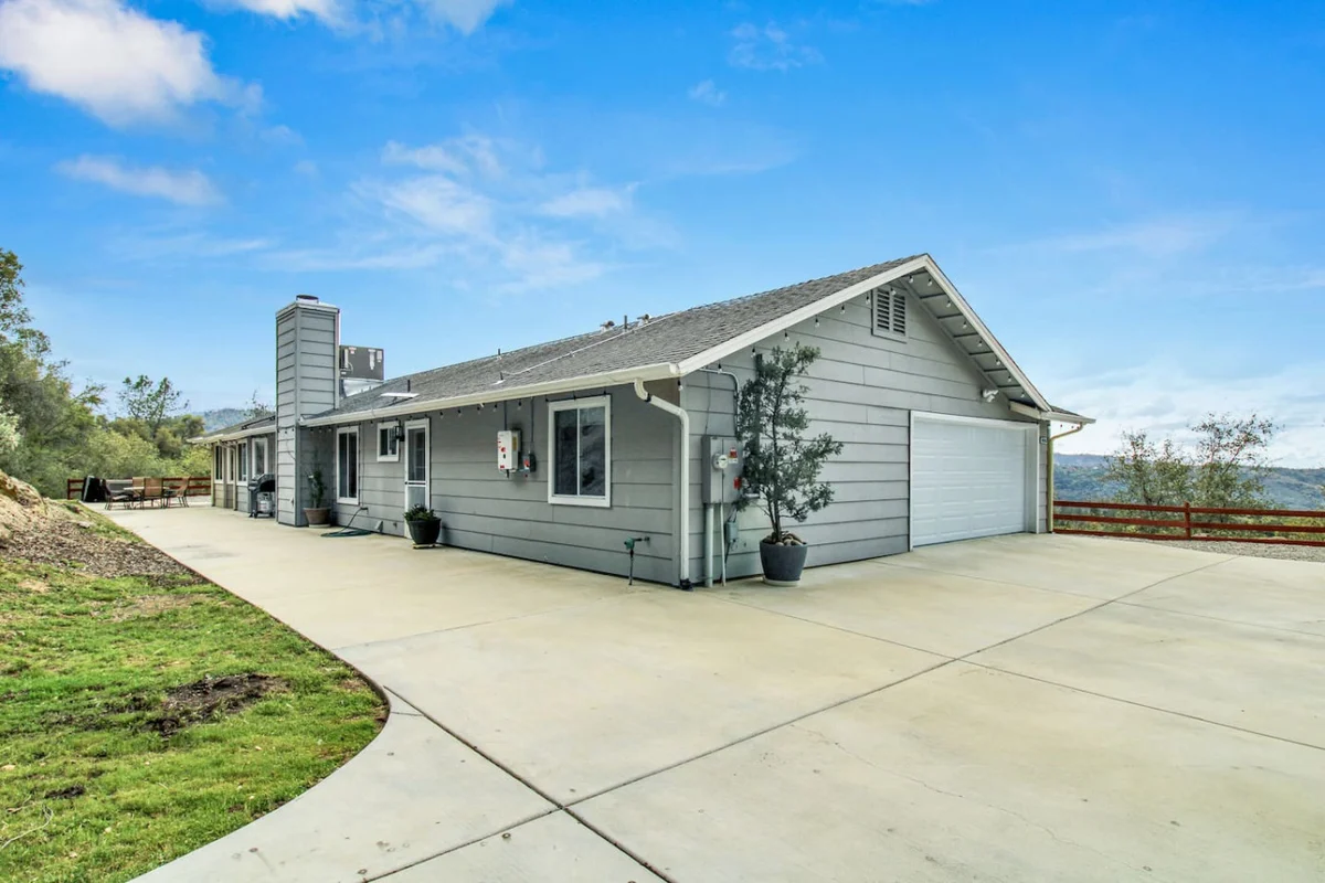 Home in Oakhurst property photo 3
