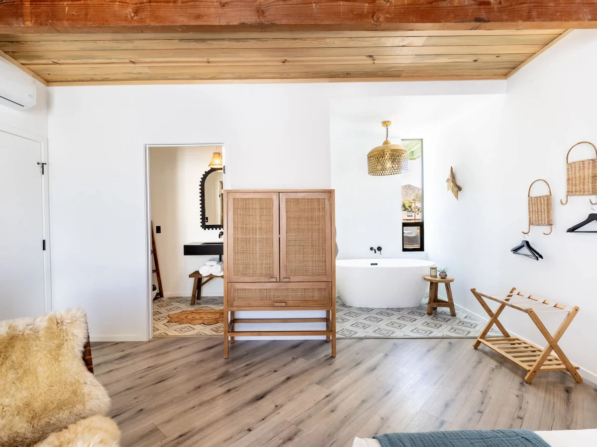 R4 – Tub Suite #44