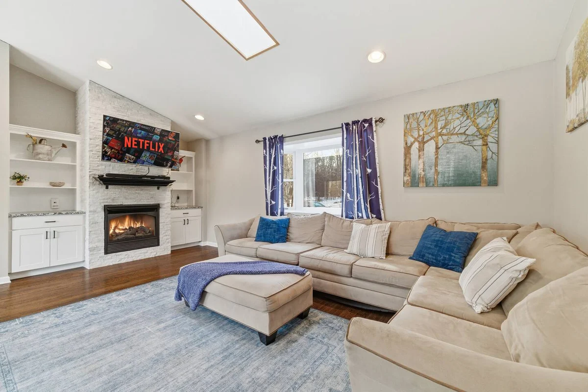 Movie theater, game room, hot tub, pets property photo 5