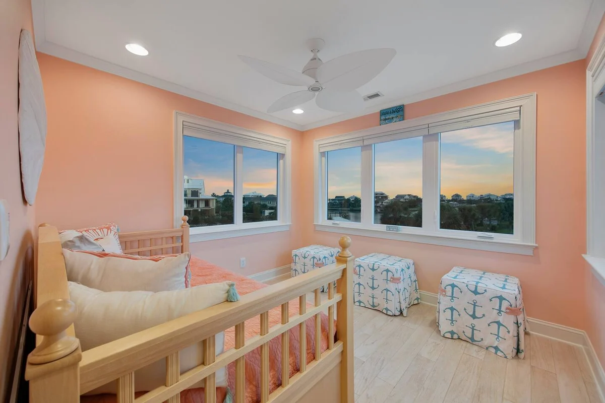 Pop-a-Cork: Waterfront Retreat in Gated Community #18