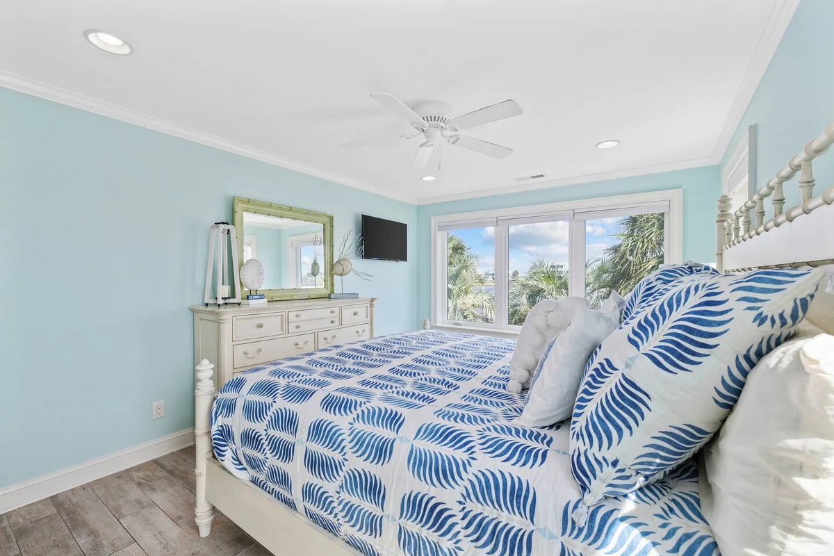 Pop-a-Cork: Waterfront Retreat in Gated Community #62