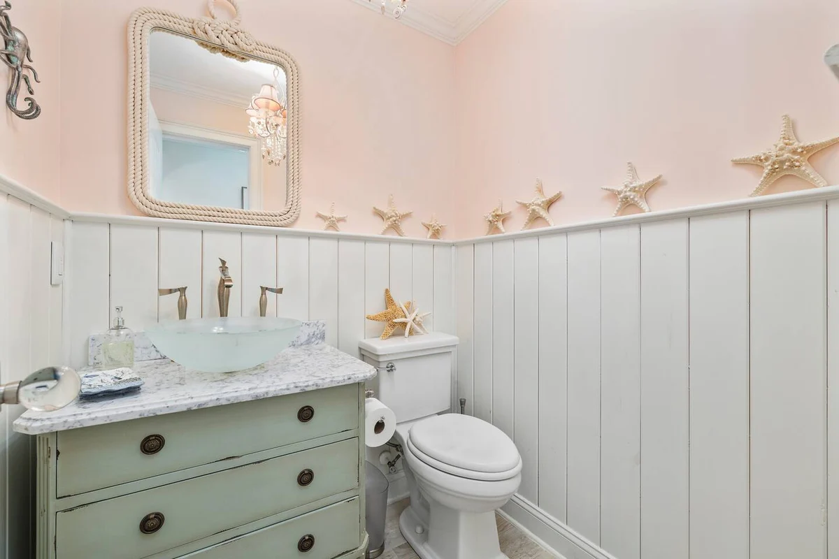Pop-a-Cork: Waterfront Retreat in Gated Community #68