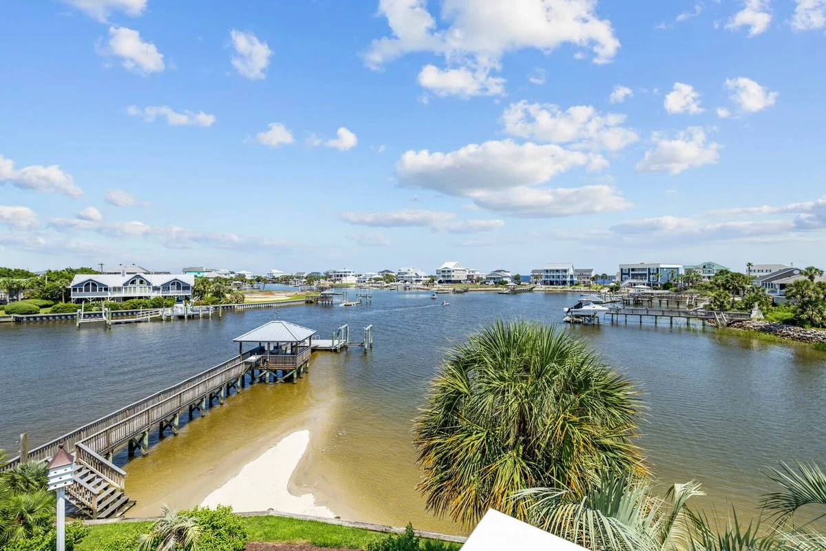 Pop-a-Cork: Waterfront Retreat in Gated Community #78