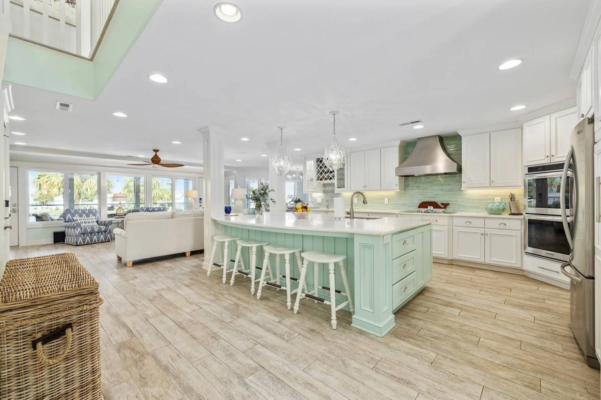 Pop-a-Cork: Waterfront Retreat in Gated Community #98