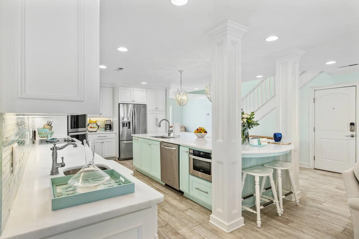 Pop-a-Cork: Waterfront Retreat in Gated Community #99