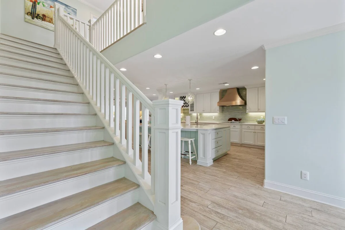 Pop-a-Cork: Waterfront Retreat in Gated Community #101