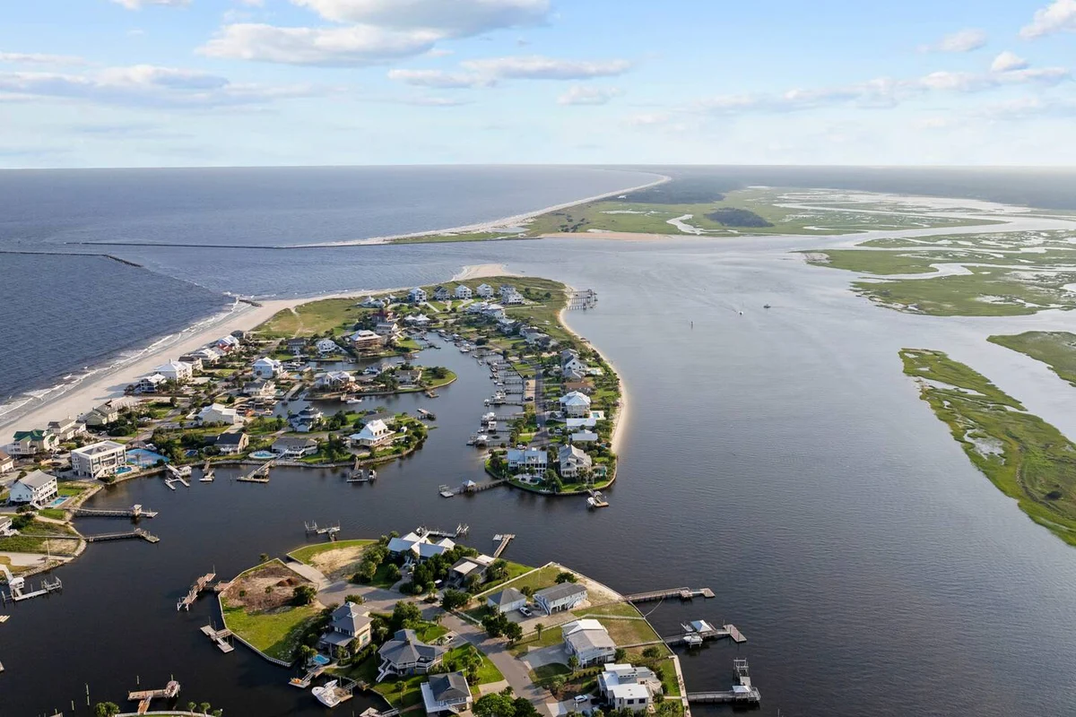 Pop-a-Cork: Waterfront Retreat in Gated Community #113