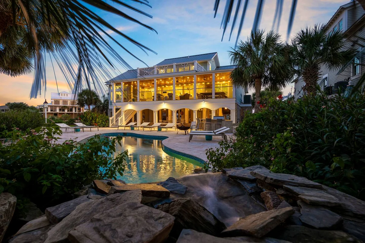 Pop-a-Cork: Waterfront Retreat in Gated Community