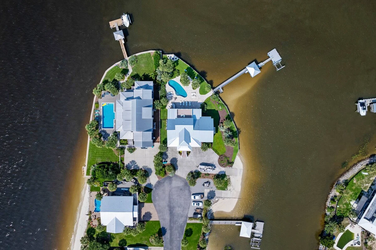 Pop-a-Cork: Waterfront Retreat in Gated Community
