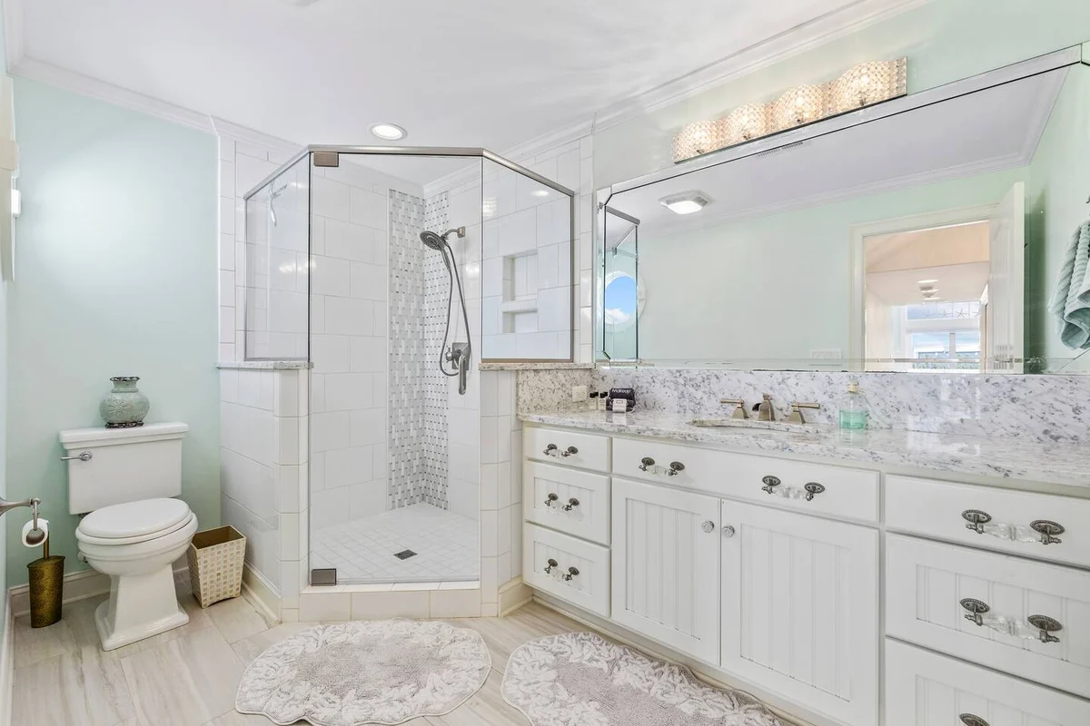 Pop-a-Cork: Waterfront Retreat in Gated Community #189