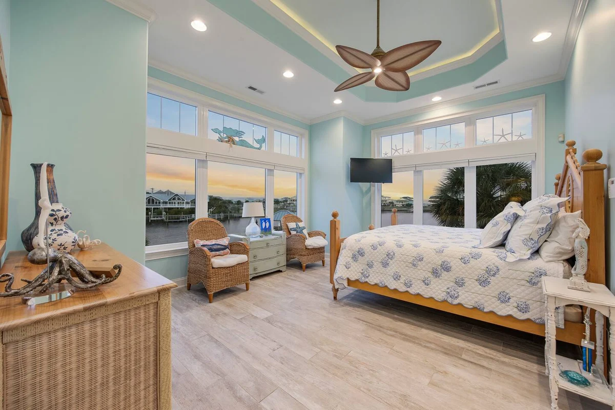 Pop-a-Cork: Waterfront Retreat in Gated Community #174