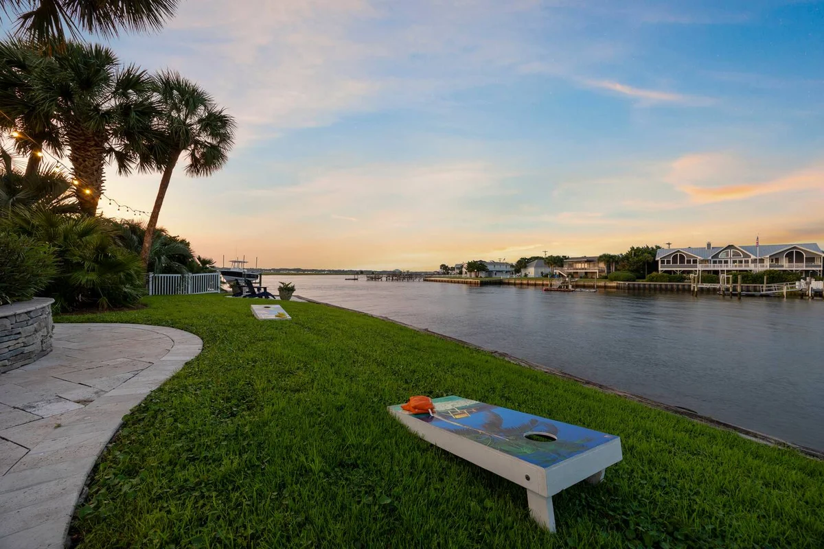 Pop-a-Cork: Waterfront Retreat in Gated Community #244