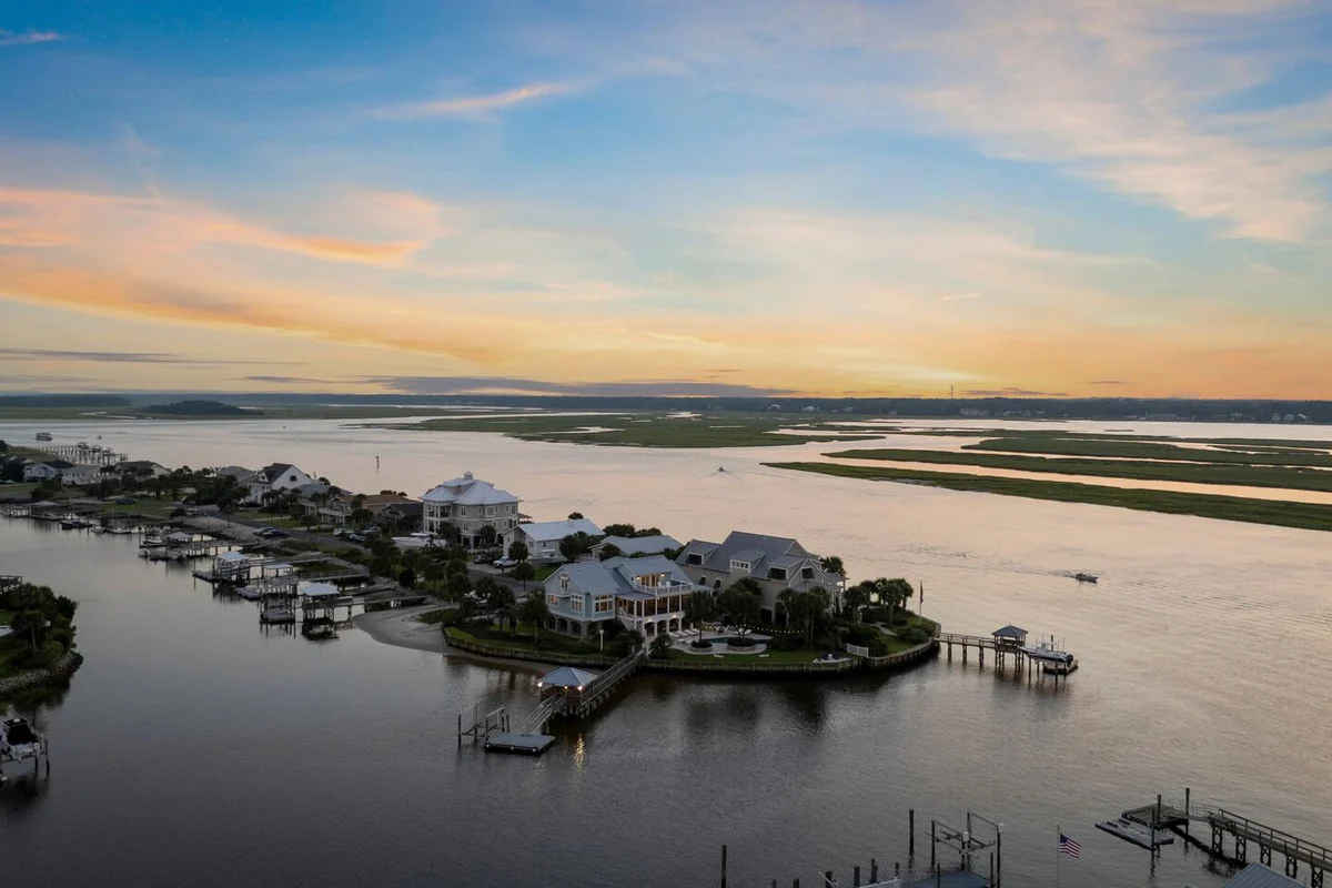Pop-a-Cork: Waterfront Retreat in Gated Community #206