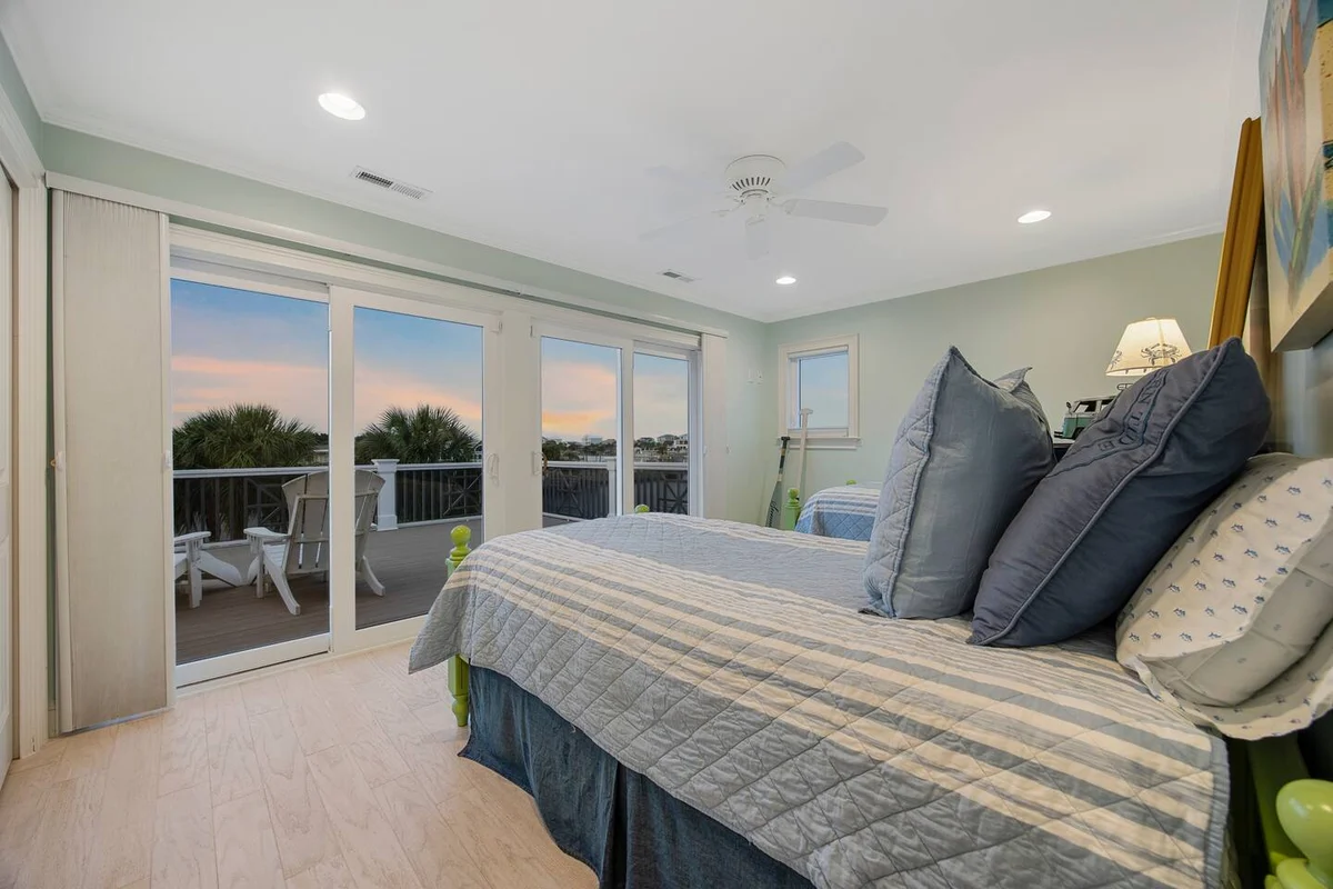 Pop-a-Cork: Waterfront Retreat in Gated Community #216