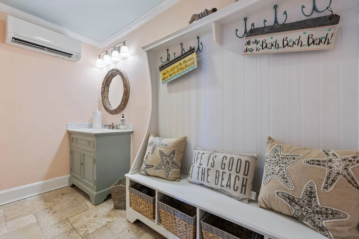Pop-a-Cork: Waterfront Retreat in Gated Community #251