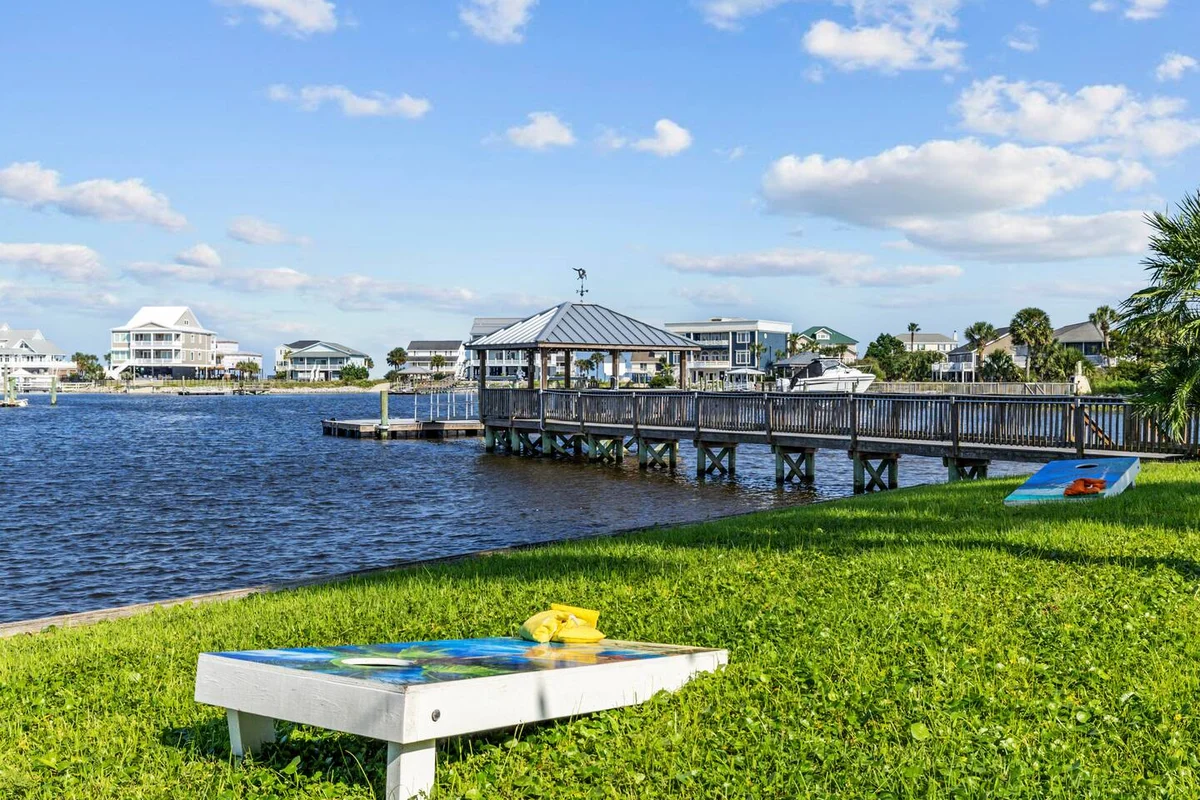 Pop-a-Cork: Waterfront Retreat in Gated Community #195