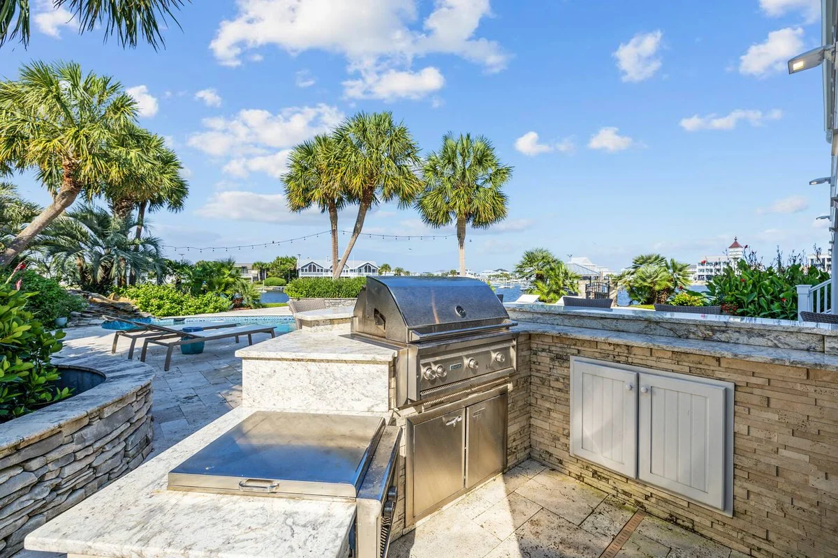 Pop-a-Cork: Waterfront Retreat in Gated Community #154
