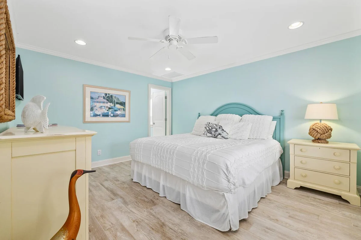 Pop-a-Cork: Waterfront Retreat in Gated Community #152