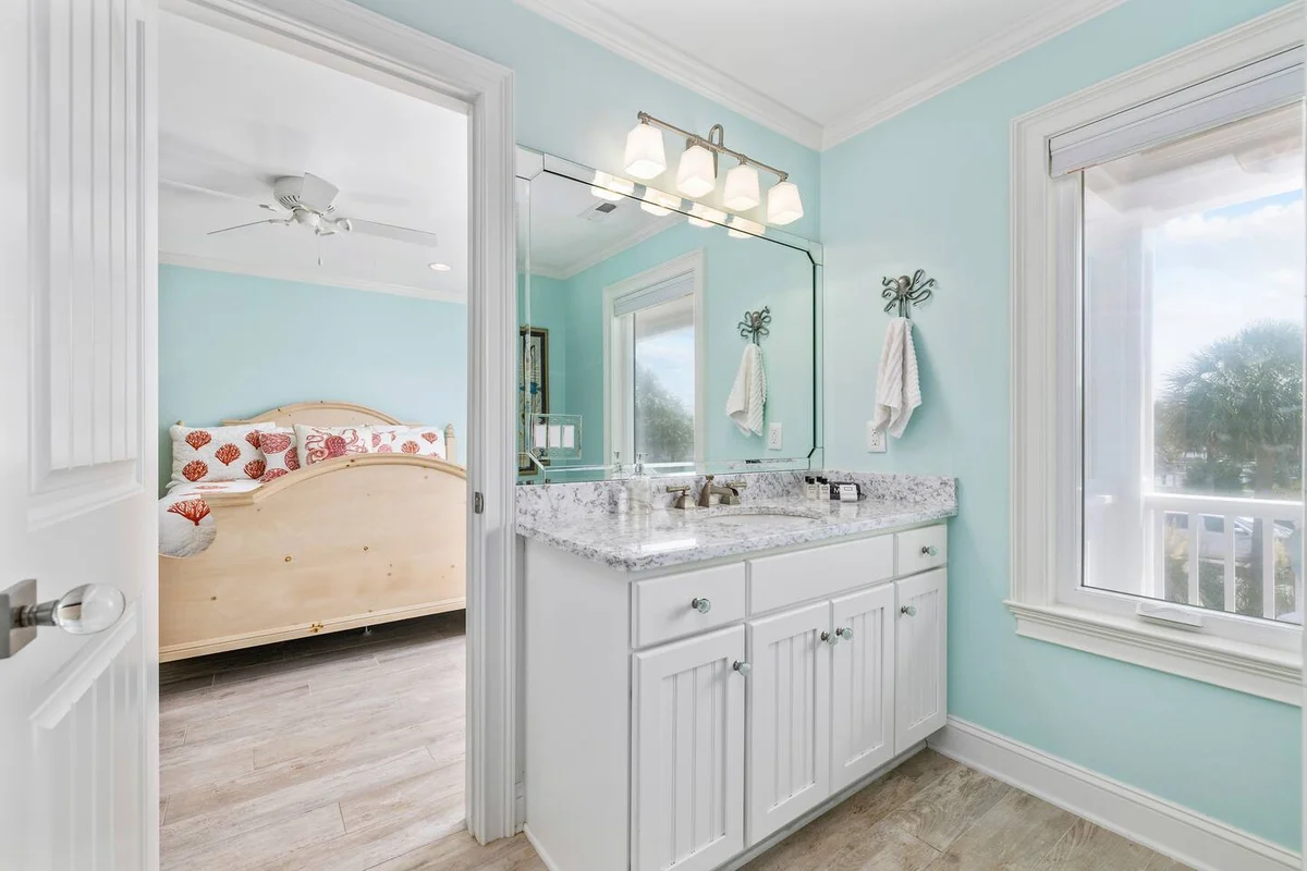 Pop-a-Cork: Waterfront Retreat in Gated Community #247