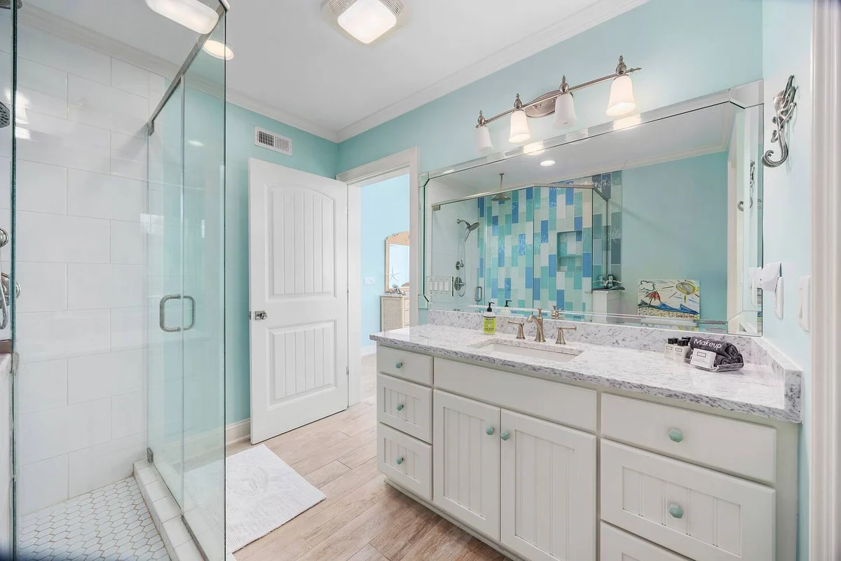 Pop-a-Cork: Waterfront Retreat in Gated Community #188