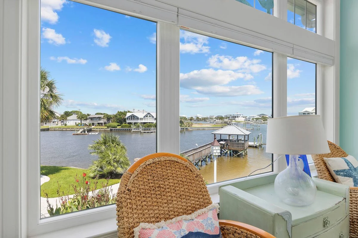 Pop-a-Cork: Waterfront Retreat in Gated Community #218
