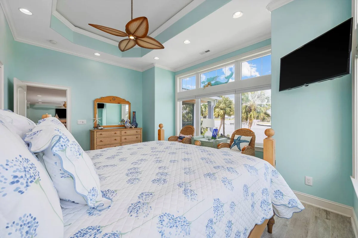 Pop-a-Cork: Waterfront Retreat in Gated Community #198